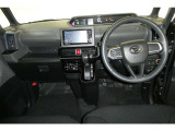 運転席周りのレイアウトをご覧ください。ナビゲーションが綺麗に装着されすっきり収まってますね!