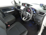 シンプルで使いやすいデザインの運転席です。