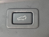 【パワーバックドア】スマートキーや運転席のボタンを押すだけでリアゲートが自動で開閉します!荷物を持っている時や、高い位置にあるバックドアを閉める際に便利な機能です♪