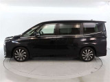 両側パワースライドドア付きだから、狭い駐車スペースなどでの 乗り降りラクラク!小さなお子さまのいるご家庭には嬉しい装備。