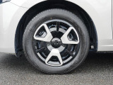 標準装備の純正15インチアルミホイール。タイヤサイズは185/65R15です。