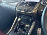 中古車選びで意外と見落としがちなポイントが、シフトレバー周辺の状態です。今回掲載している画像では、操作部分の使用感をはじめ、パネルの傷や擦れ、ボタン類の動作跡など、確認していただけます。