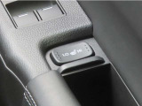 【シートヒーター(フロント)】2段階で温度調節が可能なシートヒーターです。エアコンよりも早く温まるので、寒い日もカラダを温め、快適にドライブできます。