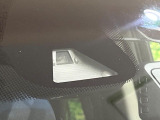 【ホンダセンシング】走行中に前方の車両等を認識し、衝突しそうな時は警報とブレーキで衝突回避と被害軽減をアシスト。より安全にドライブをお楽しみいただけます。