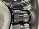 Hondaセンシングの機能のひとつ、アダプティブクルーズコントロール付!アクセルから足を離しても設定したスピードと前車との車間を保ち走行してくれます!車線維持もアシスト☆高速道路で疲労軽減ですね☆