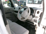 運転席の足元広々としています!運転しやすいです!