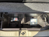 トランクルームのフタを開けると付属の車載工具がございます(^^) 必要に応じて買い足していただくことも可能です!
