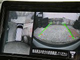 アラウンドモニターが運転席にいながら、クルマの前後左右の状況を映し出します。