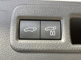 【パワーバックドア】スマートキーや運転席のボタンを押すだけでリアゲートが自動で開閉します!荷物を持っている時や、高い位置にあるバックドアを閉める際に便利な機能です♪