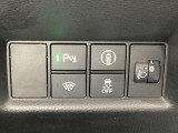 ハンドルの右側にはヘットライトリベライザーとHondaセンシング用のメインスイッチがついています。ヘッドライトリベライザーは道路状況や積荷の加重に応じてライトの高さを調節できます。