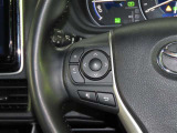 ステアリングスイッチ付きで、運転中に視線を前に向けたまま操作できます。