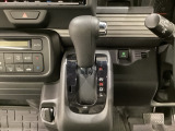 CVT車のセレクトレバーです。低速から高速まで、変速ショックのないスムーズな走りを実現するとともに、エンジン効率のよい領域を維持することで燃費にも貢献します。