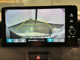 リバースギアに入れるだけで後方の表示へ切り替わります。夜間や雨の日の駐車も楽になりますよ。