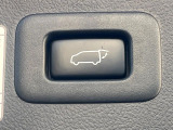 【パワーバックドア】スマートキーや運転席のボタンを押すだけでリアゲートが自動で開閉します!荷物を持っている時や、高い位置にあるバックドアを閉める際に便利な機能です♪