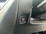 電動パーキングブレーキは、従来の足踏み式に比べ、しっかりと車をホールドしてくれるので安心です。女性の方には特に安心いただける装備です