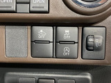 【スマートアシスト】走行中に前方の車両等を認識し、衝突しそうな時は警報とブレーキで衝突回避と被害軽減をアシスト。より安全にドライブをお楽しみいただけます。