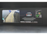 様々な情報を映し出すマルチファンクションディスプレイ。シフトレバーをリバースにすると連動してサイドカメラ映像&バックセンサーに切り替わります。