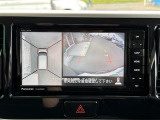 【アラウンドビューモニター】まるでクルマを真上から見下ろしたかのような視点で駐車をサポートします!クルマの斜め後ろや真横など、前後左右の4つのカメラの映像が合成されて、モニターに映し出されます。