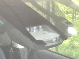 【プリクラッシュセーフティ】前方の車両等を検知し、衝突しそうな時は警報で注意を促し、ブレーキを踏む力をサポート。ブレーキを踏めなかった場合は衝突被害軽減ブレーキが作動、衝突回避をサポートします。
