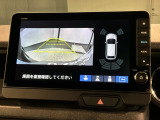 リバースギアに入れるだけで後方の表示へ切り替わります。夜間や雨の日の駐車も楽になりますよ。