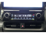 ★エアコンはオートタイプが装着済みです!オートモードにしておけば、車内温度を設定するだけで風の料や吹き出し口の切り替えを機械が行ってくれます!一年中快適な環境を作れますよ♪