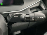【オートライト】車のセンサーが周囲の明るさを感知し、自動でヘッドライトを点灯・消灯する機能です。この機能は夕暮れ時の交通事故が多い時間帯の安全性を高めてくれます。
