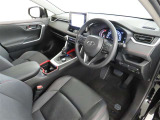 シンプルで使いやすいデザインの運転席です。