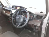 運転席周りのレイアウトをご覧ください。ナビゲーションが綺麗に装着されすっきり収まってますね!