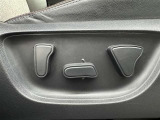 パワーシート搭載。微妙な調整が手軽にでき、最適なポジションで運転することが可能です。