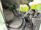 運転席シート廻りは使用感も少なく、良好な状態となっています。前オーナー様が丁寧に使っていたことがよくわかりますね。