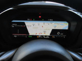 運転に必要な情報をグラフィカルに表示し、少ない視線移動で瞬時に認識できる先進的な液晶メーター。こちらはナビゲーション情報と連携する「地図画面」になります。