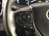 ステアリングスイッチ付きで、運転中に視線を前に向けたまま操作できます。