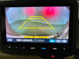 後退時に車両の後ろ側をモニター画面に表示します。車庫入れが苦手な人もこれで安心♪