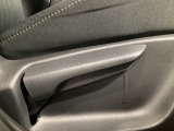運転席にはドライバーの体型や好みに応じて前後方向だけでなく、高さの調整ができるシートリフターを装備!
