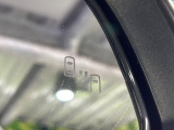 【ブラインドスポットモニター】走行中、ドアミラーの死角になりやすい箇所に後続車が接近するとサイドミラーのレンズに警告を表示!ドライバーに注意喚起をしてくれます。