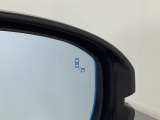 ブラインドスポットモニターを装備。自車の車速が 20km/h以上で前進しているとき、隣接する車線後方に他の車両が走行していることを知らせ、運転者の車線変更などの操作の際の負担を軽減するシステムです。