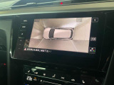 4台のカメラにより、車両を上空から見下ろしている様な画像をディスプレイに表示。