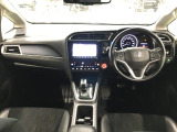 ドライバーを包み込むように、ディスプレーやスイッチ、コンソールを配置。座った瞬間から運転への期待が。空間そのものの心地よさにこだわっています。
