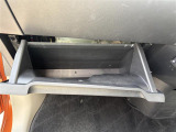 【グローブボックス】大容量のグローブボックスです!!車検証ケース他、日頃使う小物類の収納スペースもたくさんあります!