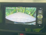 【バックカメラ】駐車時に後方がリアルタイム映像で確認できます。大型商業施設や立体駐車場での駐車時や、夜間のバック時に大活躍!運転スキルに関わらず、今や必須となった装備のひとつです!