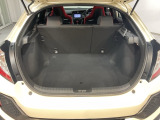 CIVICならではのゆとりのラゲッジスペース。ベース車となるハッチバックのユーティリティーはそのままに、大開口とゆとりの荷室が確保されています。