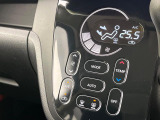 【オートエアコン】一度お好みの温度に設定すれば、車内の温度を検知し風量や温度を自動で調整。暑い&hellip;寒い&hellip;と何度もスイッチ操作をする必要はありません。快適な車内空間には必須の機能ですね♪
