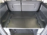 ◆荷室用ユーティリティーボード◆荷室を上下に分割して有効活用!反転させれば濡れたアイテムを載せられるワイパブル仕様に。