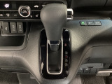 CVT車のセレクトレバーです。低速から高速まで、変速ショックのないスムーズな走りを実現するとともに、エンジン効率のよい領域を維持することで燃費にも貢献します。