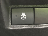 【ステアリングヒーター】冬場に冷たくなりやすい革巻きステアリングを、スイッチ一つで素早く適温に!エアコンよりも早く温まってくれるので、寒い日の運転も快適になりますね♪