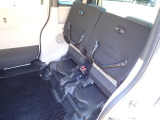 ◆チップアップ&ダイブダウン機構付【ULTR SEAT】は後席座面を左右分割で跳ね上げることができます。トランクで積載できない背の高い荷物をラクラク収納できます。ホンダ車ならではの人気装備です。