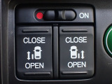 運転席からもスライドドアをボタン操作でスピーディーに開閉できます!またスマートキーでも操作できるので便利です。