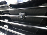 フロントグリルにカメラを装着し車内のマルチファンクションディスプレイで確認可能。見通しの悪い交差点での衝突事故防止に貢献するとともに、駐車・発進時などの前方確認をサポートします。
