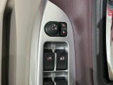 狭い駐車場で便利な電動格納ドアミラーが付いています。