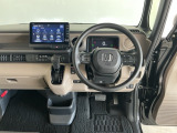 【前方視界】開放的な前方視界!運転がしやすく疲れにくいです♪窓が大きく、見通しがとっても良いおクルマですよ♪